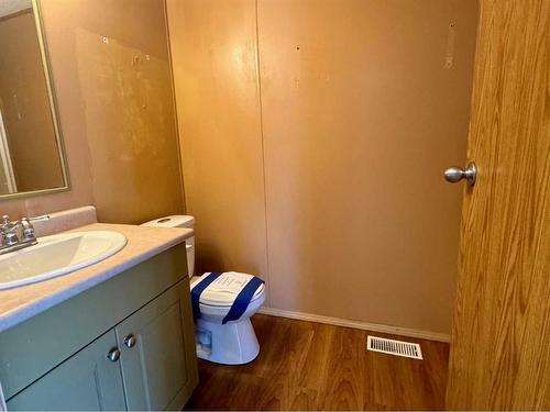 116 Mcinnes Street, Fort Mcmurray, AB - Indoor Photo Showing Bathroom
