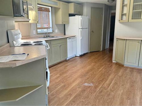 116 Mcinnes Street, Fort Mcmurray, AB - Indoor Photo Showing Kitchen