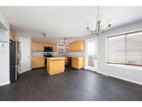 176 Archibald Close, Fort Mcmurray, AB - Indoor Photo Showing Kitchen