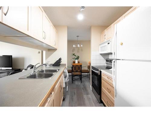 342-200 Richard Street, Fort Mcmurray, AB - Indoor Photo Showing Kitchen With Double Sink