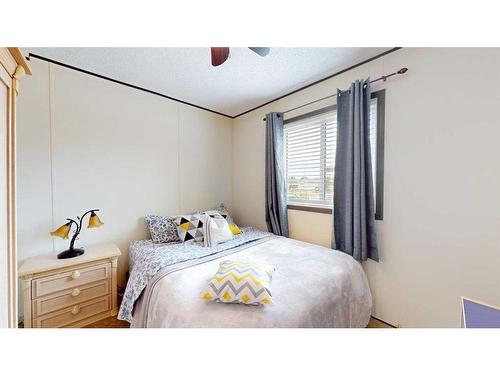 292 Clausen Crescent, Fort Mcmurray, AB - Indoor Photo Showing Bedroom