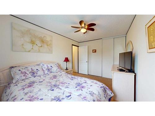 292 Clausen Crescent, Fort Mcmurray, AB - Indoor Photo Showing Bedroom