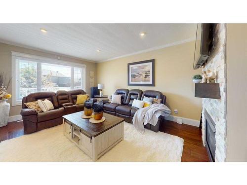 149 Richardson Lane, Fort Mcmurray, AB - Indoor Photo Showing Living Room