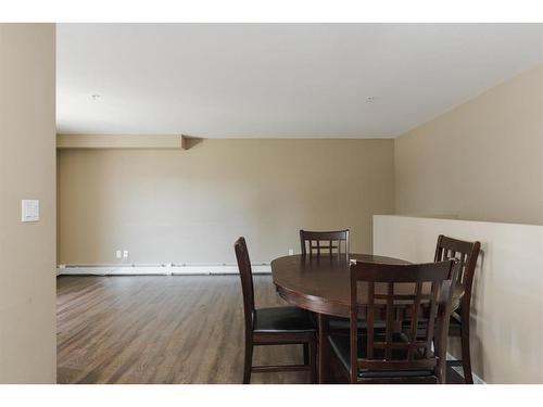 724-201 Abasand, Fort Mcmurray, AB - Indoor Photo Showing Dining Room