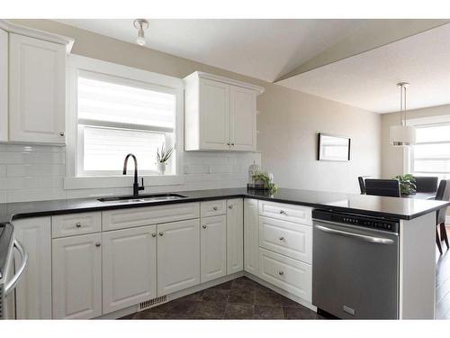 168 Atkinson Lane, Fort Mcmurray, AB - Indoor Photo Showing Kitchen