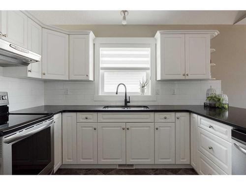 168 Atkinson Lane, Fort Mcmurray, AB - Indoor Photo Showing Kitchen With Double Sink