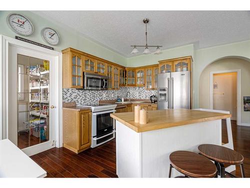 306 Berard Crescent, Fort Mcmurray, AB - Indoor Photo Showing Kitchen With Upgraded Kitchen