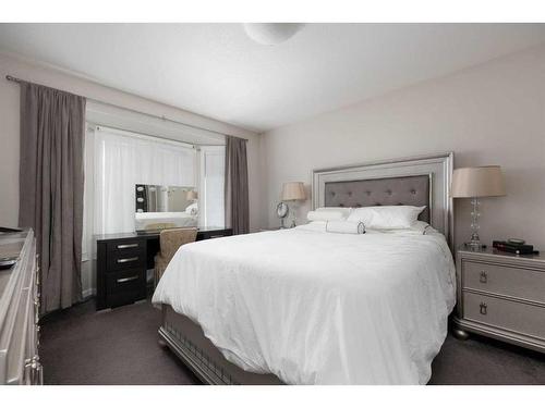 21-264 J W Mann, Fort Mcmurray, AB - Indoor Photo Showing Bedroom