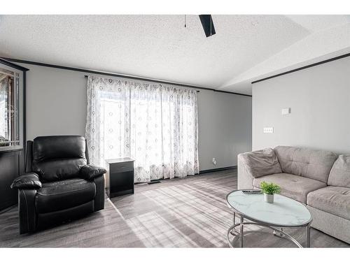 104 Harpe Way, Fort Mcmurray, AB - Indoor Photo Showing Living Room