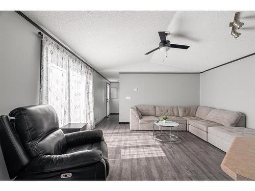 104 Harpe Way, Fort Mcmurray, AB - Indoor Photo Showing Living Room