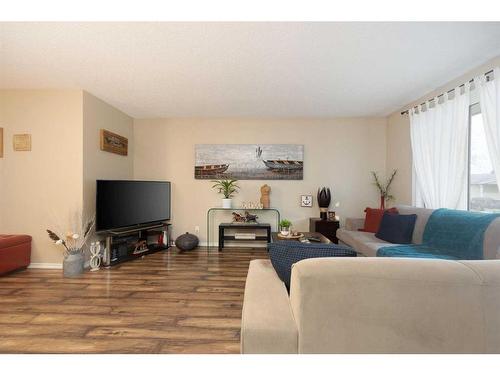 121 Signal Bay, Fort Mcmurray, AB - Indoor Photo Showing Living Room