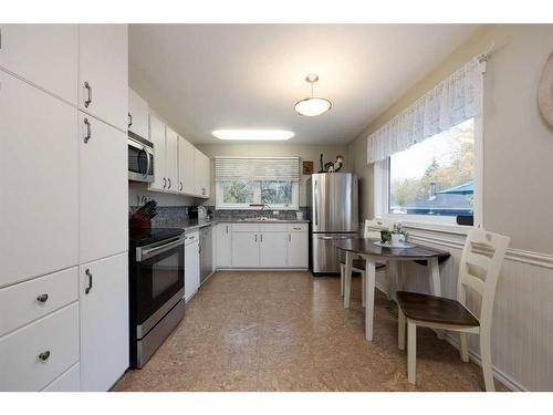 121 Signal Cove, Fort Mcmurray, AB - Indoor Photo Showing Kitchen
