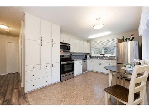 121 Signal Bay, Fort Mcmurray, AB - Indoor Photo Showing Kitchen