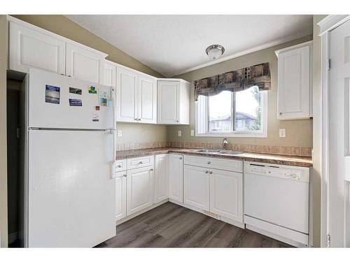 101 Saline Creek Way, Fort Mcmurray, AB - Indoor Photo Showing Kitchen With Double Sink