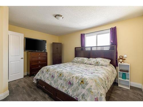 399 Cornwall Drive, Fort Mcmurray, AB - Indoor Photo Showing Bedroom