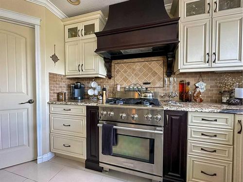 136 Burton Place, Fort Mcmurray, AB - Indoor Photo Showing Kitchen With Stainless Steel Kitchen With Upgraded Kitchen