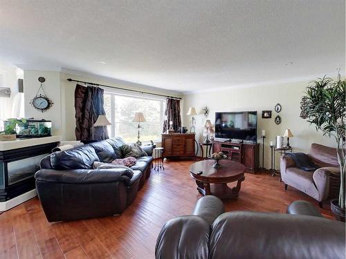 136 Burton Place, Fort Mcmurray, AB - Indoor Photo Showing Living Room