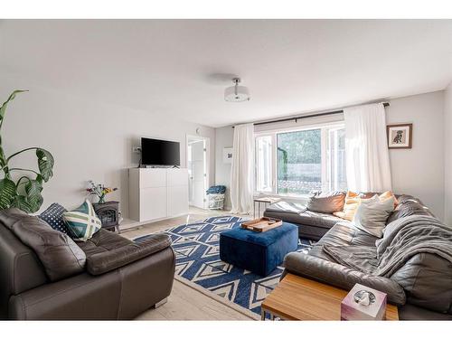 14 Moberly Crescent, Fort Mcmurray, AB - Indoor Photo Showing Living Room