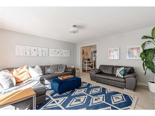 14 Moberly Crescent, Fort Mcmurray, AB - Indoor Photo Showing Living Room