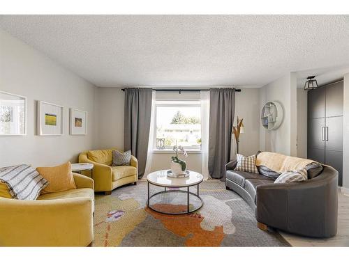 14 Moberly Crescent, Fort Mcmurray, AB - Indoor Photo Showing Living Room