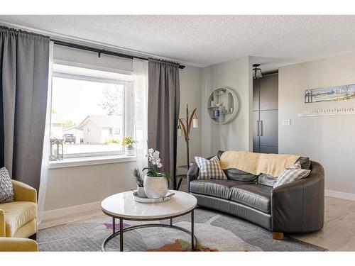 14 Moberly Crescent, Fort Mcmurray, AB - Indoor Photo Showing Living Room