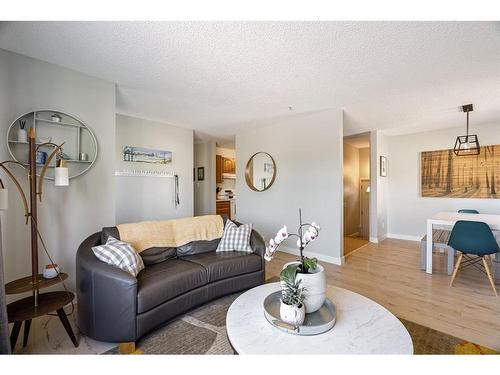 14 Moberly Crescent, Fort Mcmurray, AB - Indoor Photo Showing Living Room