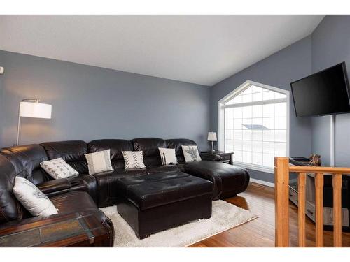 239 Laurier Lane, Fort Mcmurray, AB - Indoor Photo Showing Living Room