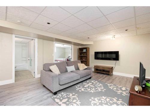 118 Pebble Lane, Fort Mcmurray, AB - Indoor Photo Showing Living Room With Fireplace