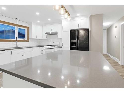 9909 Gordon Avenue, Fort Mcmurray, AB - Indoor Photo Showing Kitchen