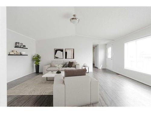124 Fir Street, Fort Mcmurray, AB - Indoor Photo Showing Living Room