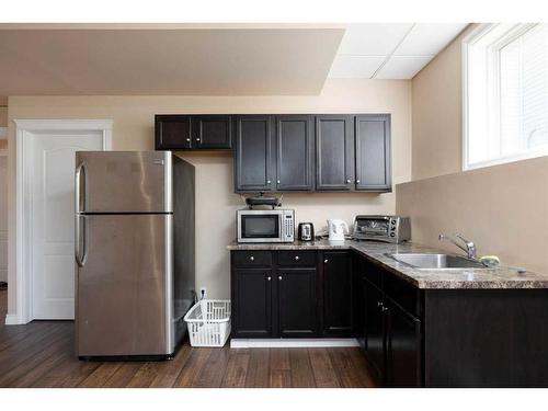 185 Pliska Crescent, Fort Mcmurray, AB - Indoor Photo Showing Kitchen