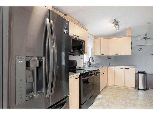 109 Waterhouse Street, Fort Mcmurray, AB - Indoor Photo Showing Kitchen With Stainless Steel Kitchen