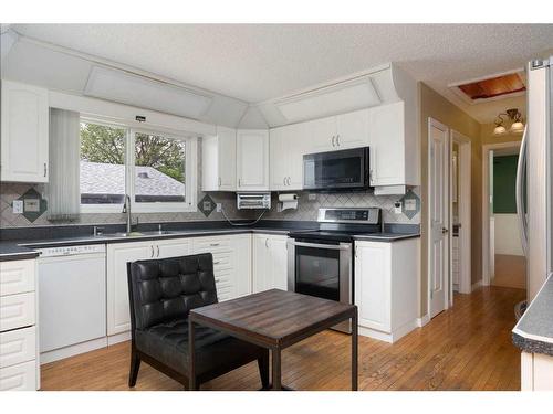 577 Beacon Hill Drive, Fort Mcmurray, AB - Indoor Photo Showing Kitchen