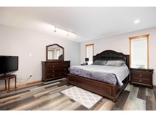 293 Ball Place, Fort Mcmurray, AB - Indoor Photo Showing Bedroom