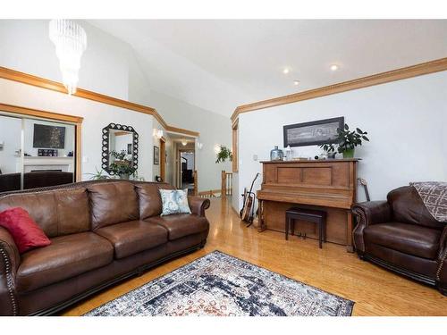293 Ball Place, Fort Mcmurray, AB - Indoor Photo Showing Living Room