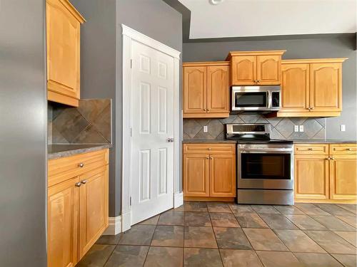 146 Plamondon Way, Fort Mcmurray, AB - Indoor Photo Showing Kitchen