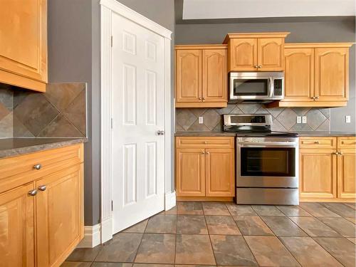 146 Plamondon Way, Fort Mcmurray, AB - Indoor Photo Showing Kitchen