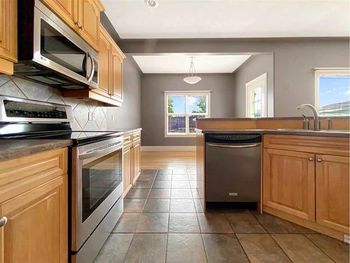 146 Plamondon Way, Fort Mcmurray, AB - Indoor Photo Showing Kitchen