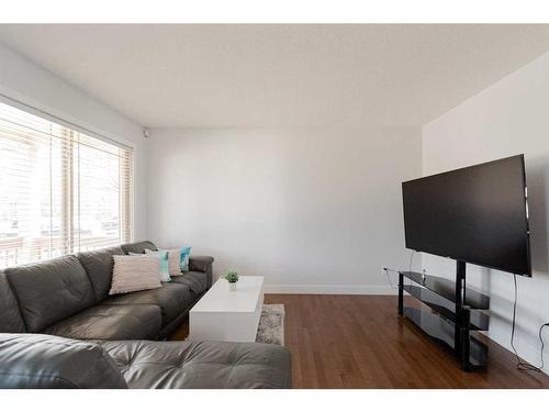 148 Walnut Crescent, Fort Mcmurray, AB - Indoor Photo Showing Living Room