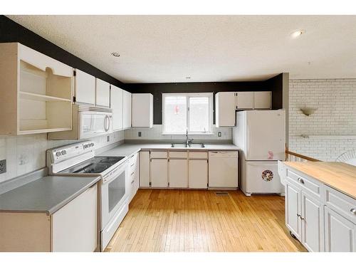 185 Ermine Crescent, Fort Mcmurray, AB - Indoor Photo Showing Kitchen