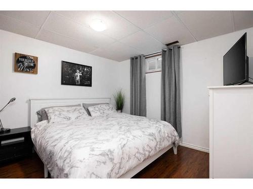 149 Ermine Crescent, Fort Mcmurray, AB - Indoor Photo Showing Bedroom