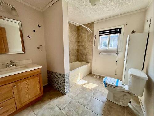 124 Card Crescent, Fort Mcmurray, AB - Indoor Photo Showing Bathroom