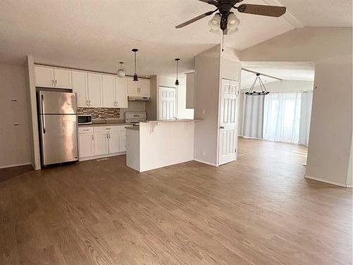 124 Card Crescent, Fort Mcmurray, AB - Indoor Photo Showing Kitchen