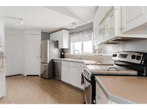121 Grant Bay, Fort Mcmurray, AB - Indoor Photo Showing Kitchen