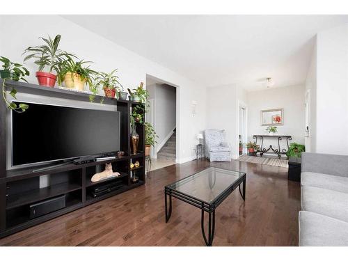 130 Merganser Crescent, Fort Mcmurray, AB - Indoor Photo Showing Living Room