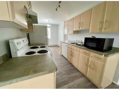 201-8219 Fraser Avenue, Fort Mcmurray, AB - Indoor Photo Showing Kitchen With Double Sink