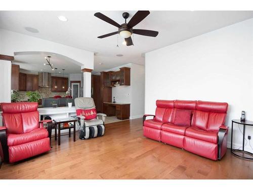 100 Trillium Bay, Fort Mcmurray, AB - Indoor Photo Showing Living Room