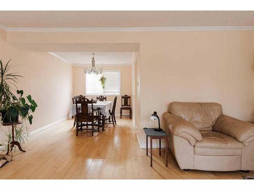 173 Woodland Drive, Fort Mcmurray, AB - Indoor Photo Showing Living Room