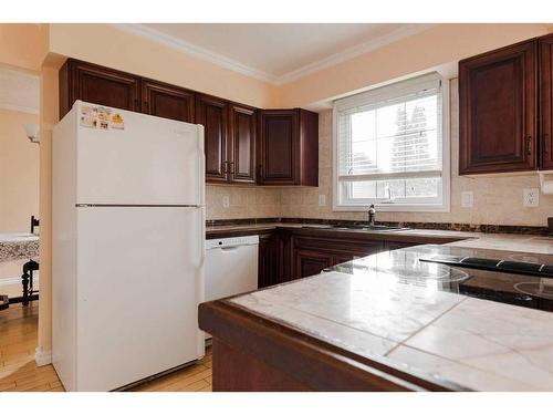 173 Woodland Drive, Fort Mcmurray, AB - Indoor Photo Showing Kitchen