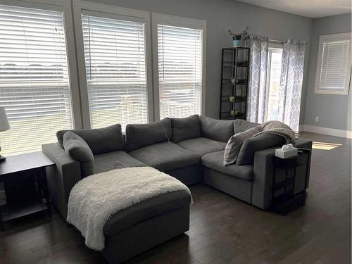 105 Dehoog Crescent, Fort Mcmurray, AB - Indoor Photo Showing Living Room